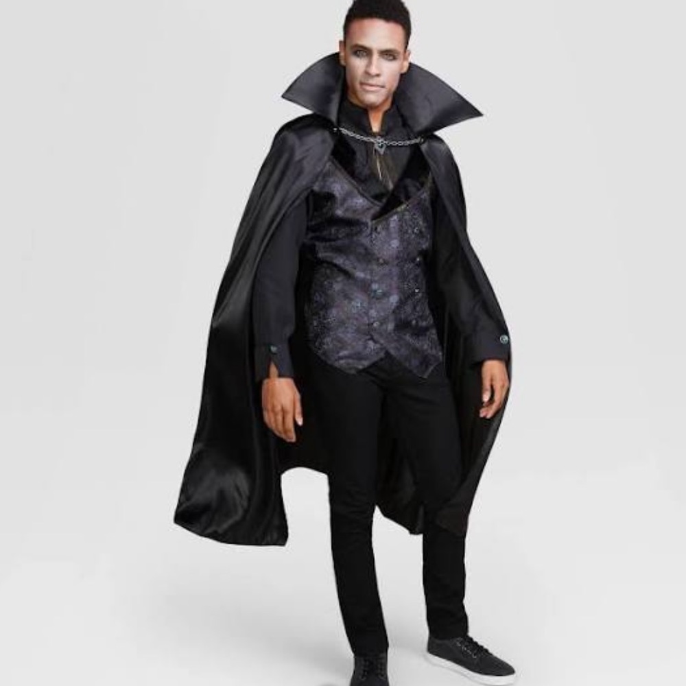 Adult’s Vampire Halloween Costume NWT